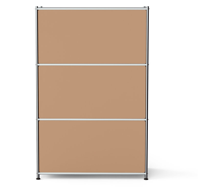 Trojposchodový úložný regál s hnedými panelmi a strieborným rámom.