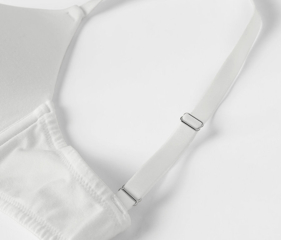 Detail bielej podprsenky s nastaviteľnými ramienkami.