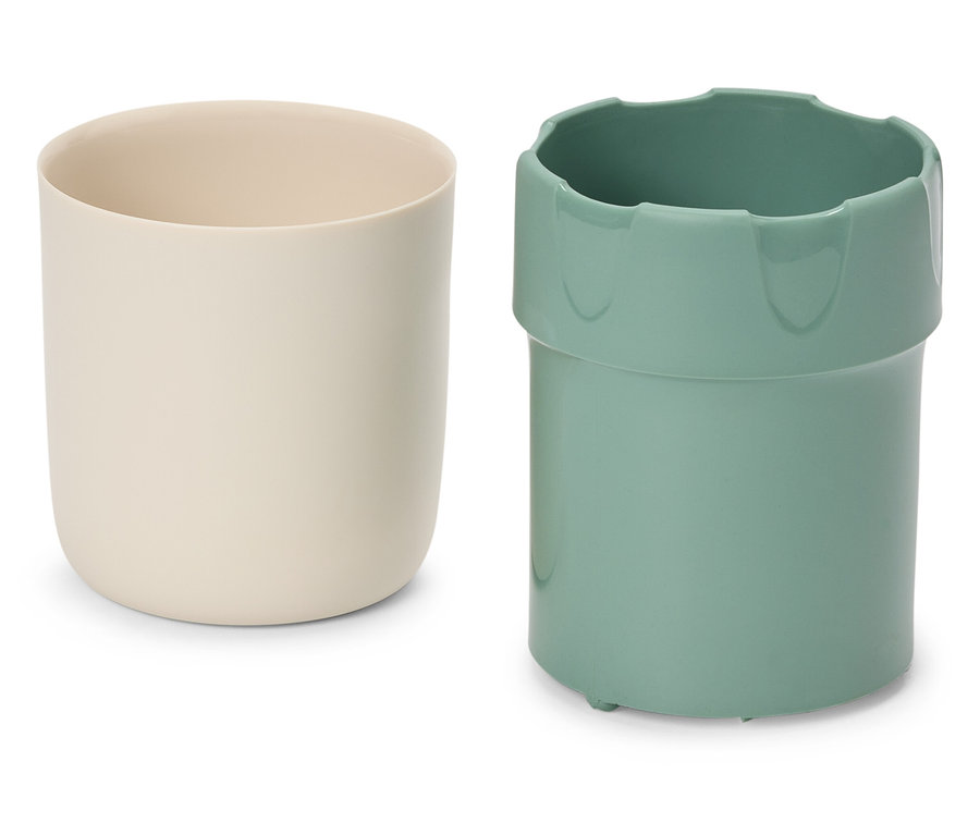 Dva poháre, jeden krémový a jeden zelený.