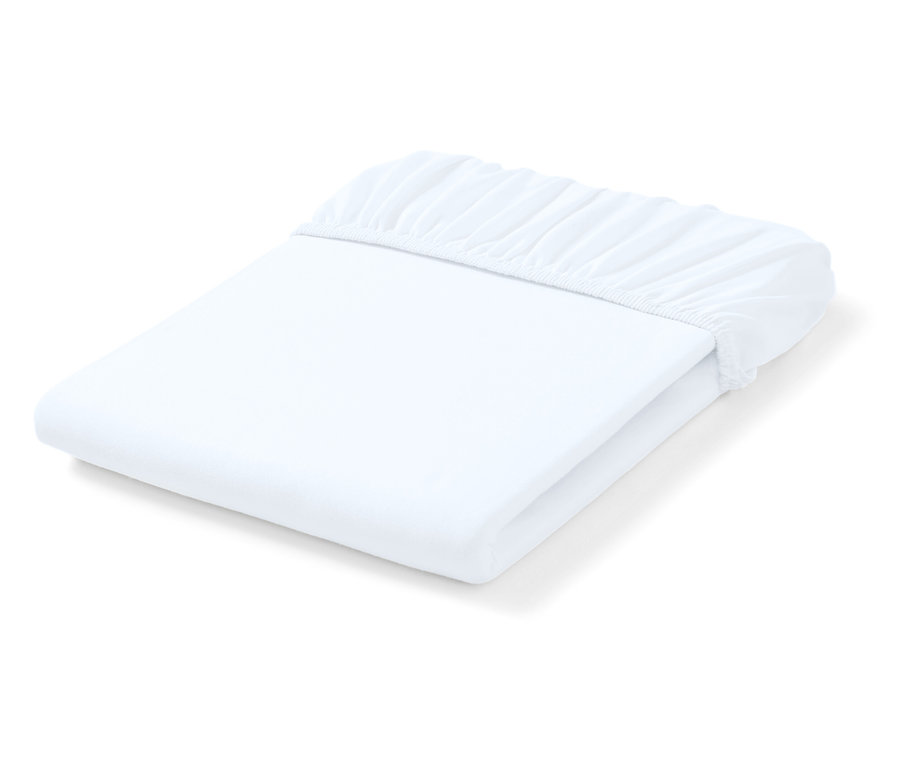 Zložené biele napínacie plachty s elastickými rohmi.