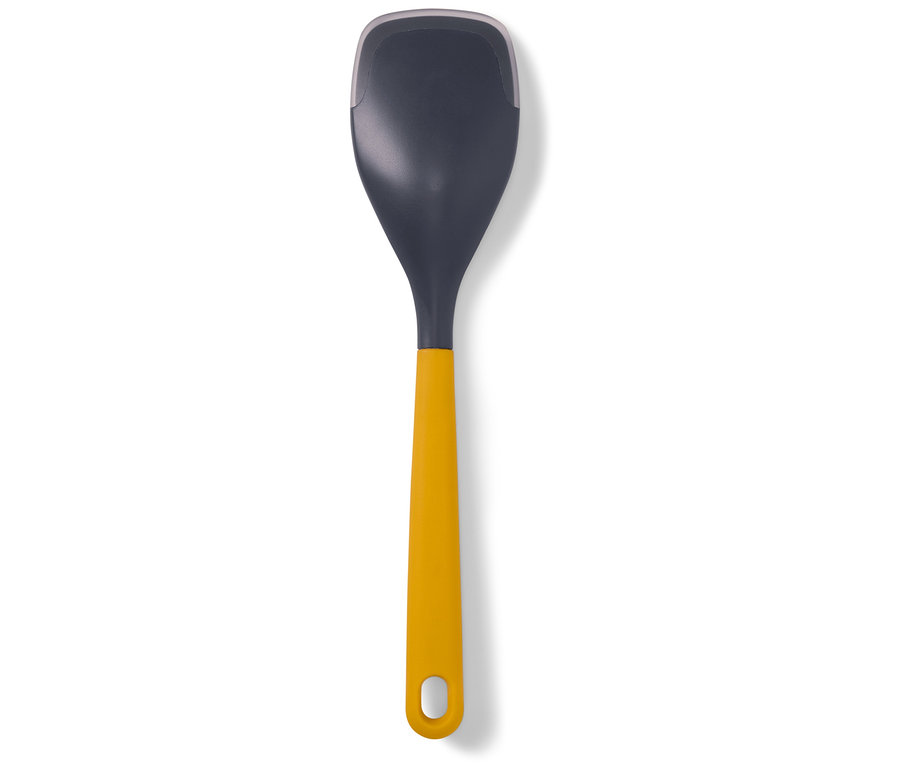 Sivá naberačka so žltou rukoväťou na bielom pozadí.