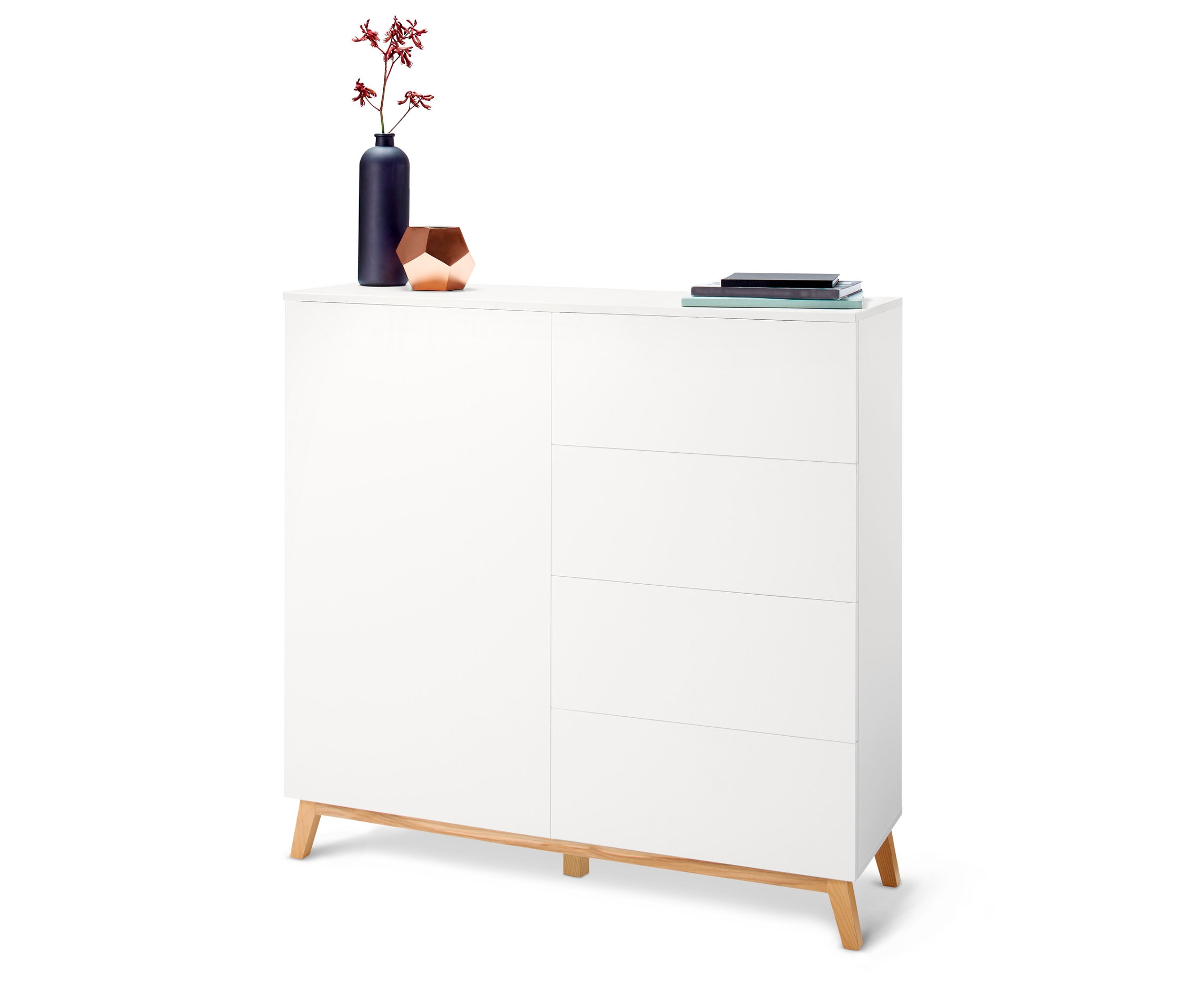 Biela komoda so štyrmi zásuvkami a kvetmi vo váze na vrchu.