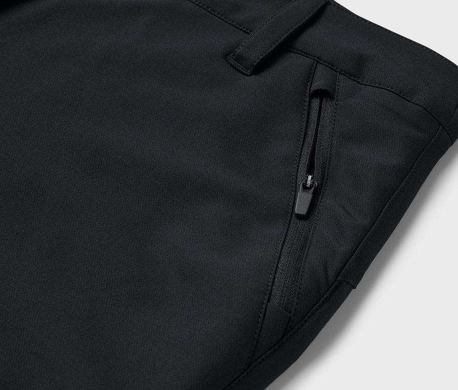 Detail čiernych nohavíc s vreckom na zips.