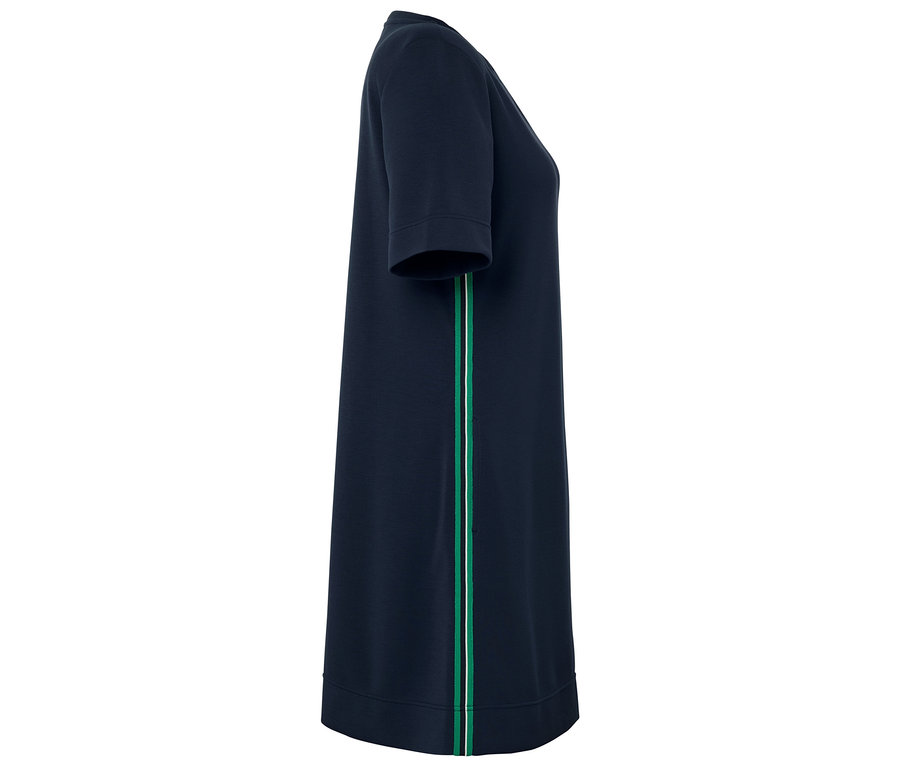 Tmavomodré šaty s krátkym rukávom a zeleným pruhom na boku.