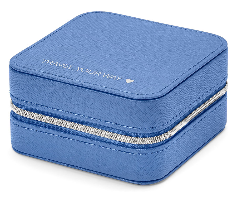 Detailný záber na štvorcovú svetlomodrú šperkovnicu so strieborným zipsom a nápisom „TRAVEL YOUR WAY“.