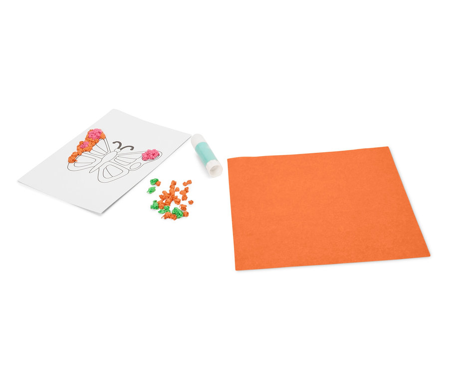 Na bielom pozadí ležia omaľovánka s motýľom, tuba lepidla, malé oranžové a zelené guličky a oranžový list papiera.