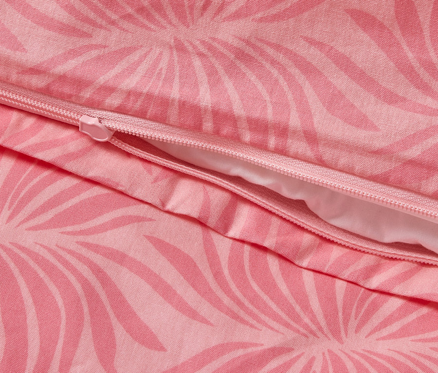 Detail ružovej posteľnej bielizne z perkálu so vzorom listov a zipsom.