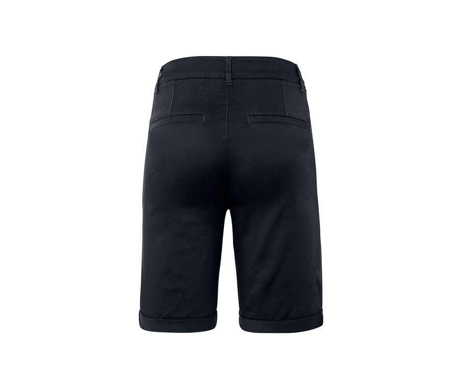 Pohľad zozadu na námornícke modré šortky v štýle chino.