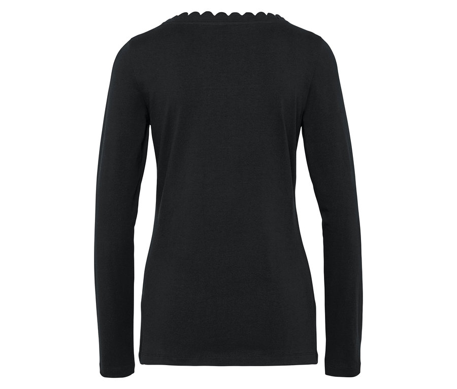 Čierne tričko s dlhým rukávom a ozdobným výstrihom.