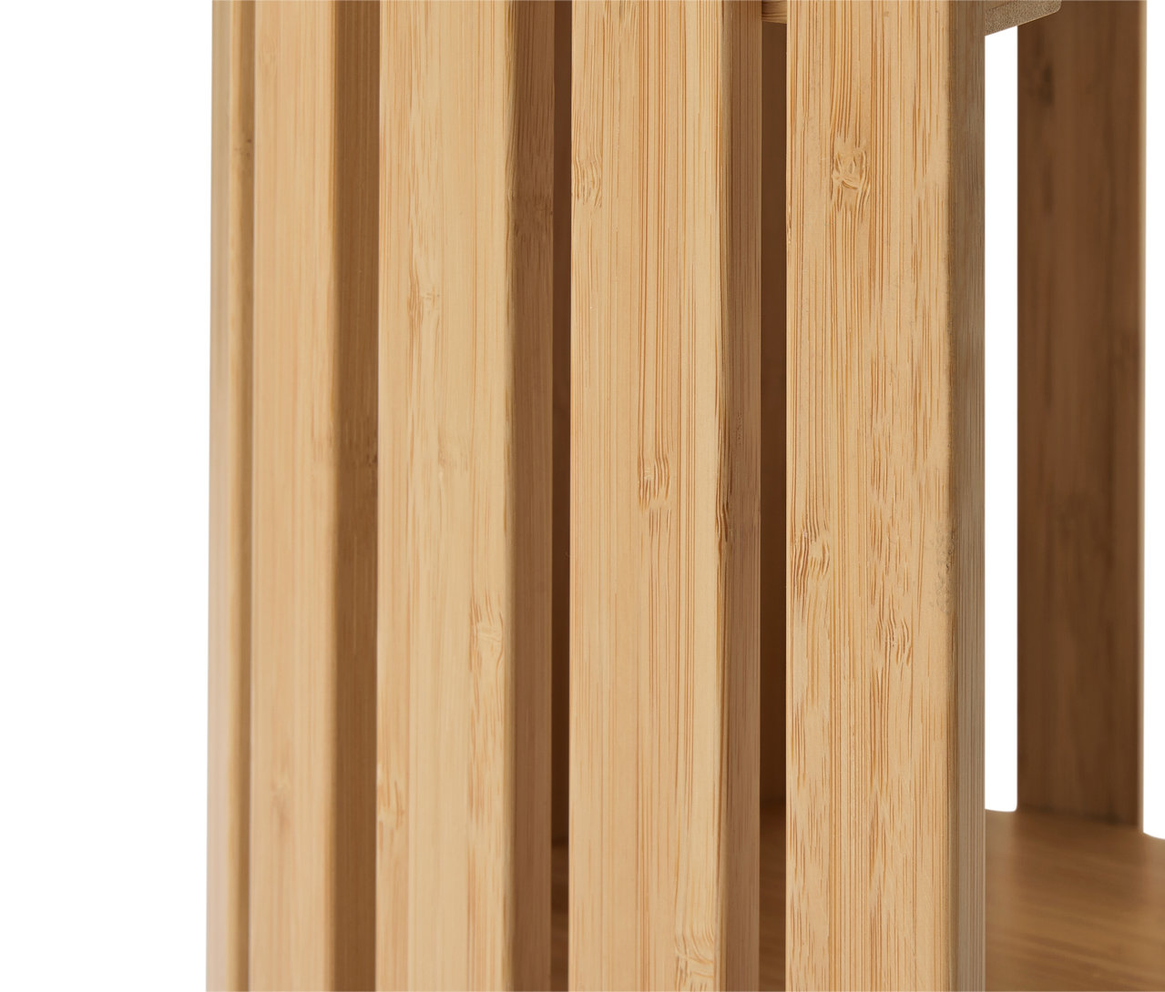Detail bambusovej police s lamelovými prvkami.