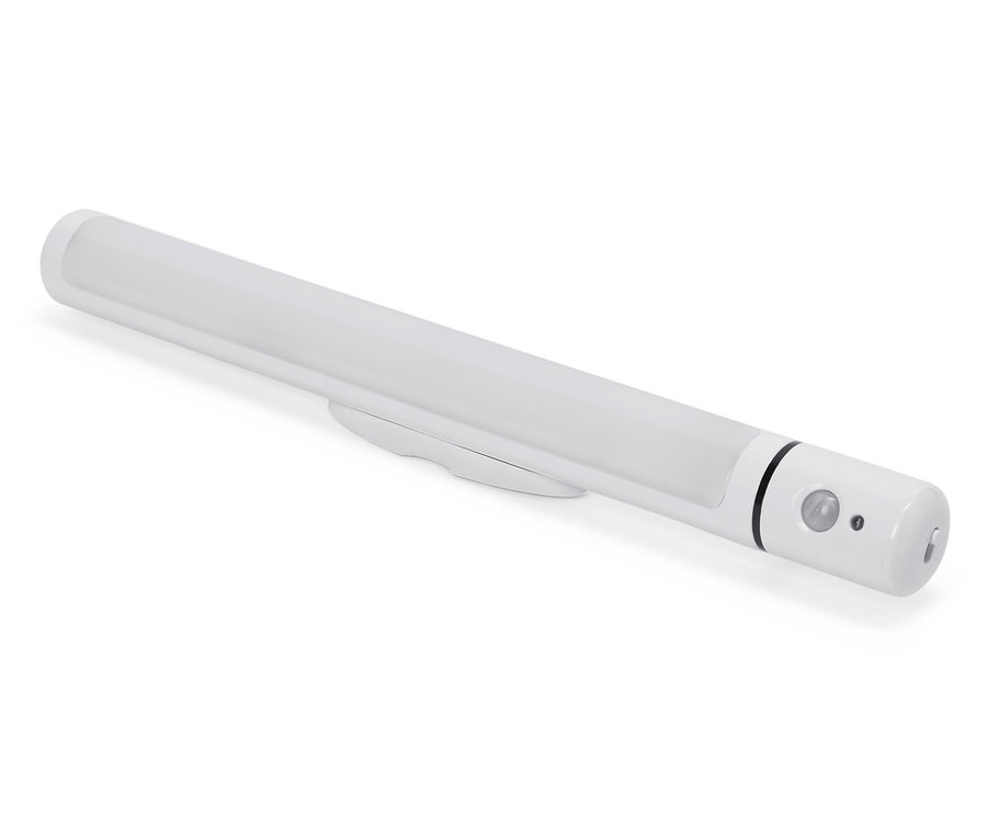 Biele LED svetlo s pohybovým senzorom leží na bielom povrchu.