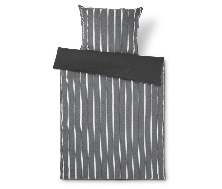 Sivá pruhovaná posteľná bielizeň a vankúš.