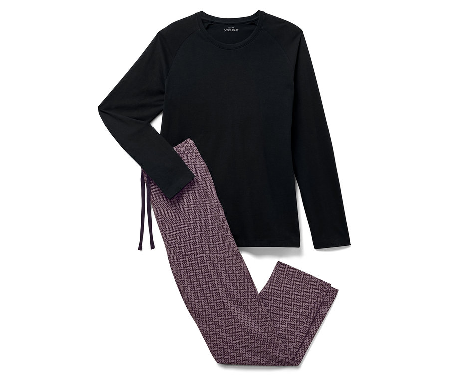 Čierne tričko s dlhým rukávom a vzorované nohavice ležia na bielom pozadí.