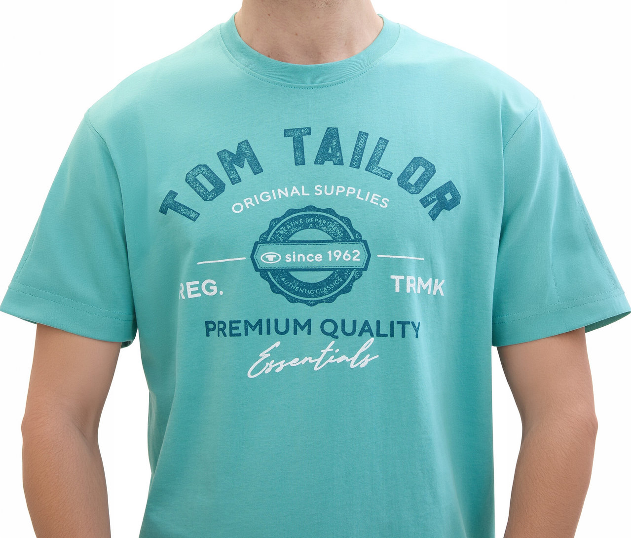 Muž má na sebe tričko s logom Tom Tailor, meadow teal.