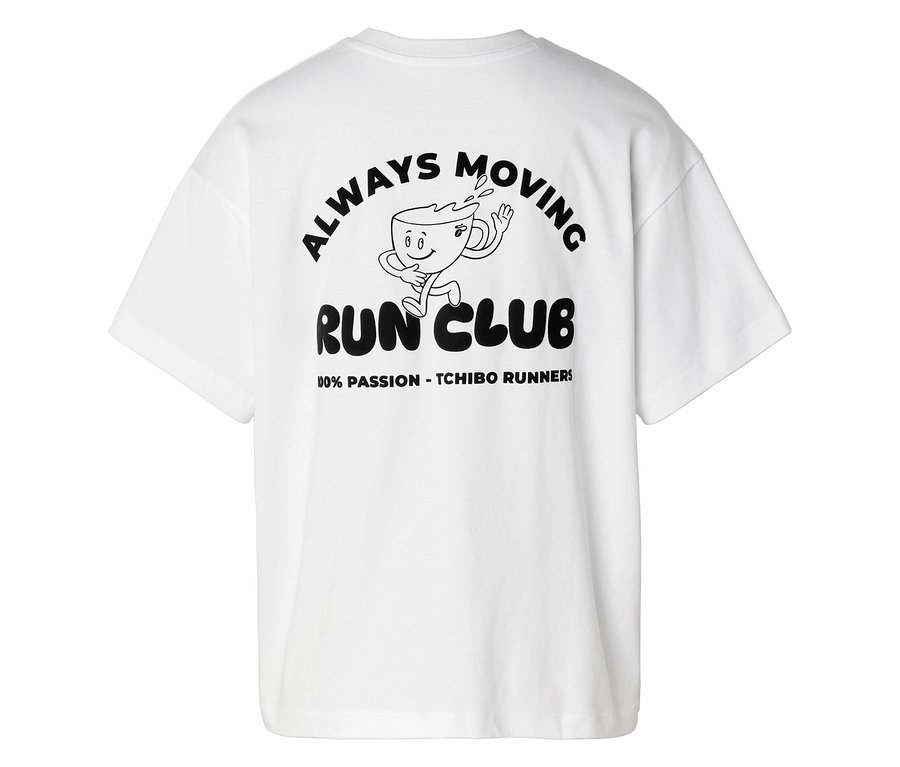 Biele športové tričko s čiernou grafickou potlačou na chrbte, zobrazujúcou bežiacu šálku kávy a text „ALWAYS MOVING RUN CLUB 100% PASSION - TCHIBO RUNNERS“.