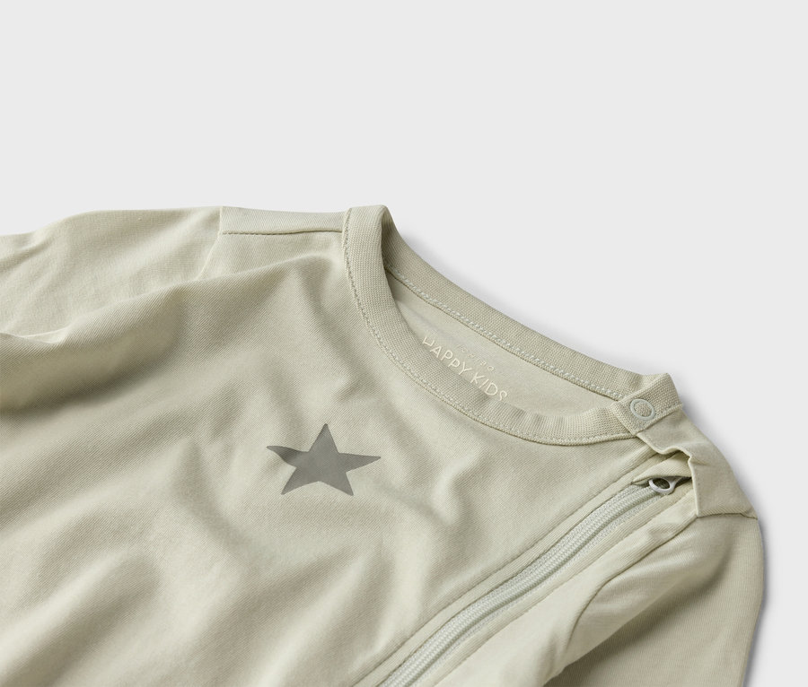 Detailný záber na svetlozelený detský spací vak so zipsom a hviezdou