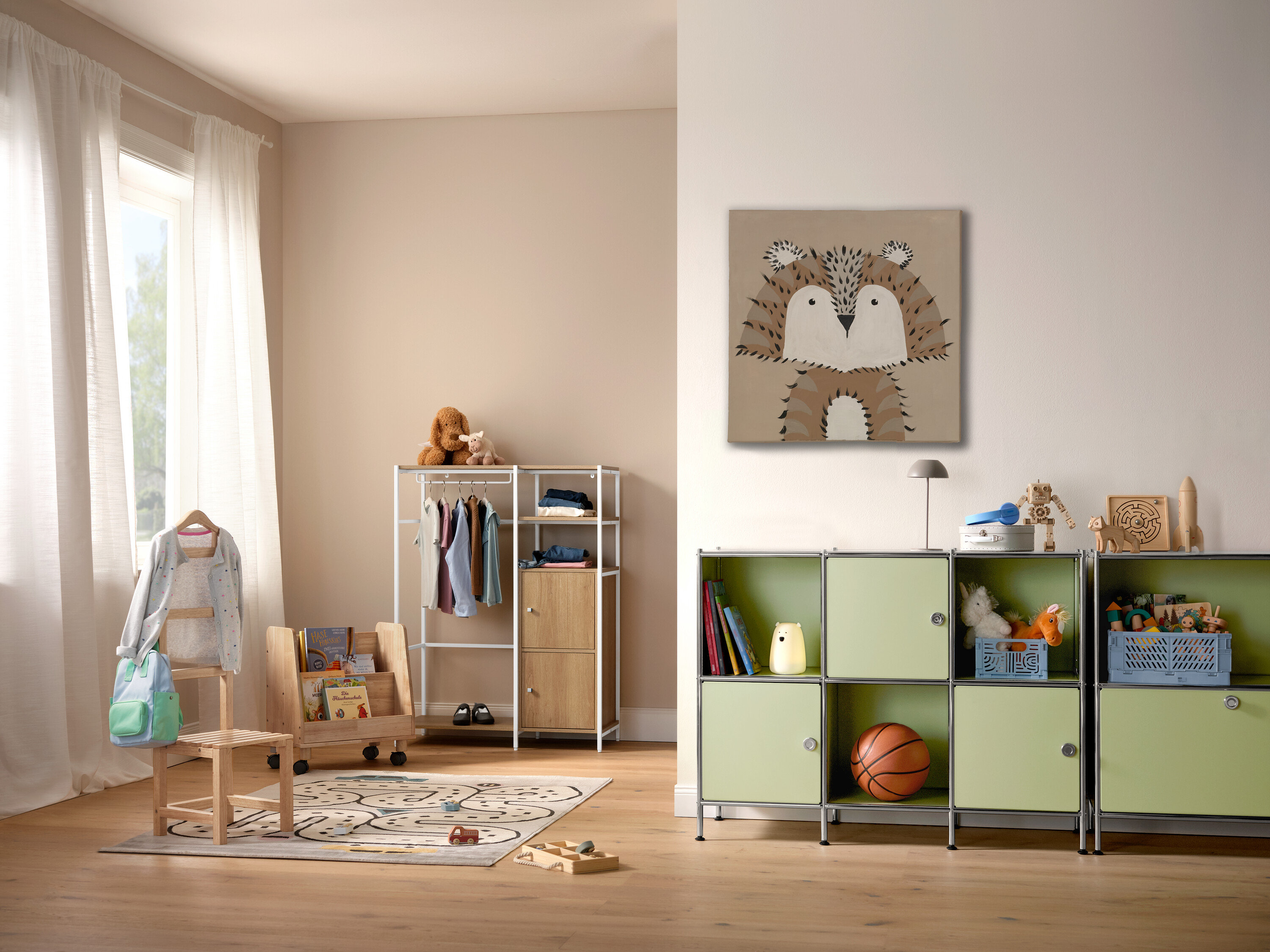 Detská izba s detským kobercom COCOON »Mestá«, 120 x 170 cm, regálom a hračkami.