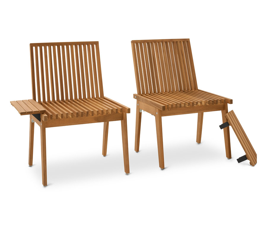 Dve drevené lamelové stoličky, jedna s malým príručným stolíkom