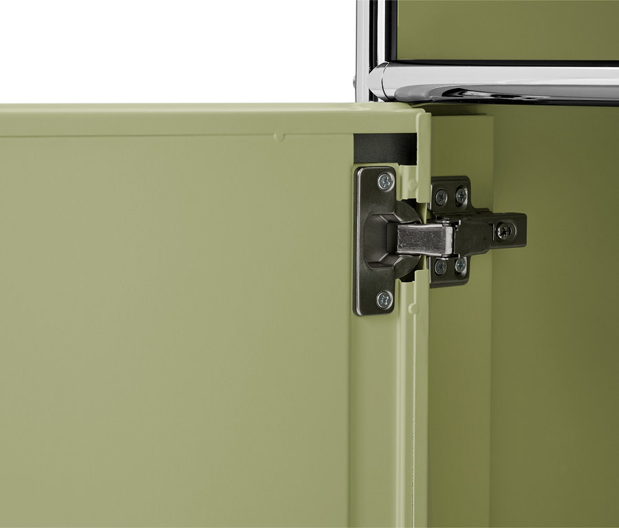 Detailný záber na zelené dvere skrinky s pántom.