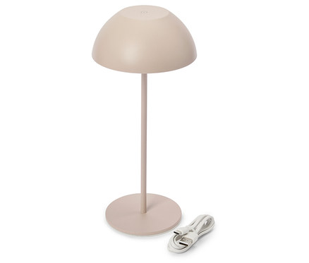Béžová stolná lampa s kupolovým tienidlom a nabíjacím káblom na bielom pozadí.