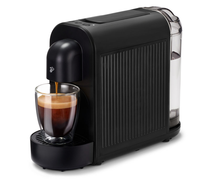 Čierny kávovar Cafissimo now black plní kávu do sklenice.