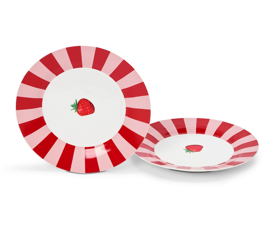 Dva taniere s červenými a ružovými pruhmi a jahodou v strede.