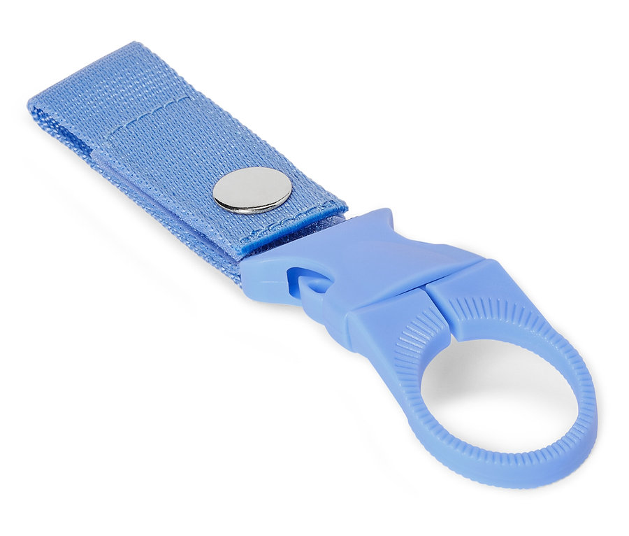 Detailný záber svetlomodrej kľúčenky s textilným popruhom a strieborným gombíkom na bielom pozadí.