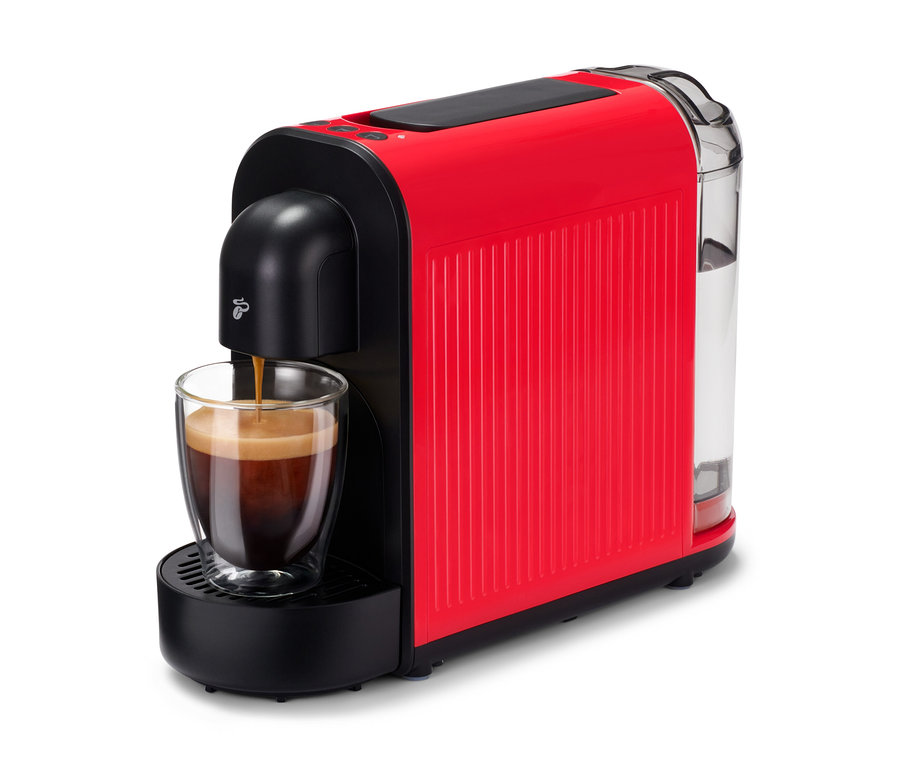 Espresso tečie do pohára pod červeným Cafissimo now.