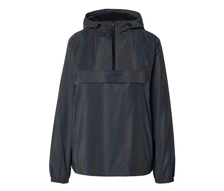 Tmavá, dúhová bunda typu anorak s kapucňou, polovičným zipsom a veľkým vreckom s chlopňou na hrudi. Bunda má dlhé rukávy s elastickými manžetami a elastický spodný okraj.