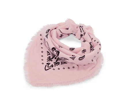 Svetloružová pletená bandana z vlny a kašmíru s čiernymi paisley vzormi a strapcovými okrajmi, zložená.