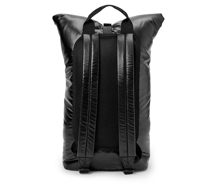 Čierny ruksak s lesklým povrchom, zobrazený zozadu.