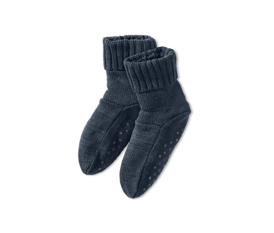 Dva páry ponožkových papúč na bielom pozadí.