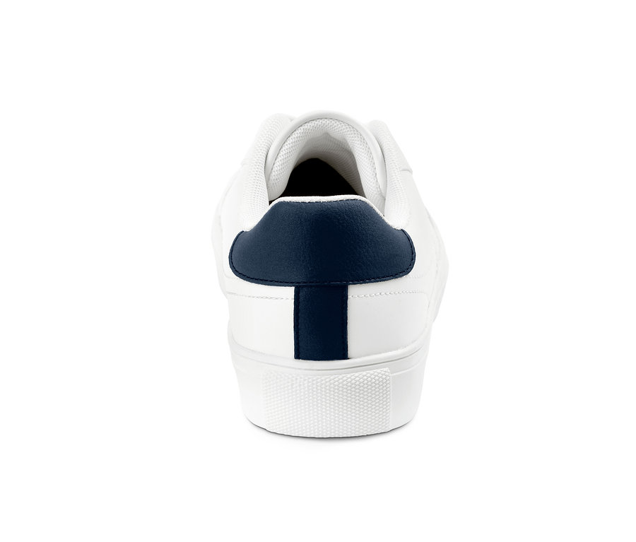 Detail topánky sneaker s modrým akcentom na päte.