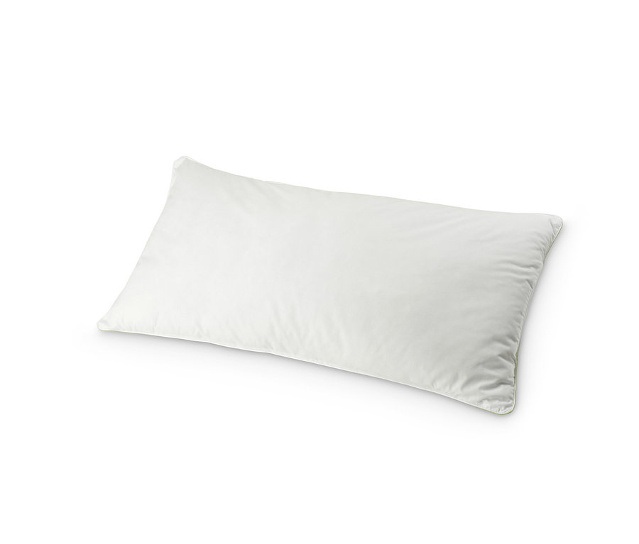 Biely vankúš z peria irisette® greenline leží na bielom pozadí.