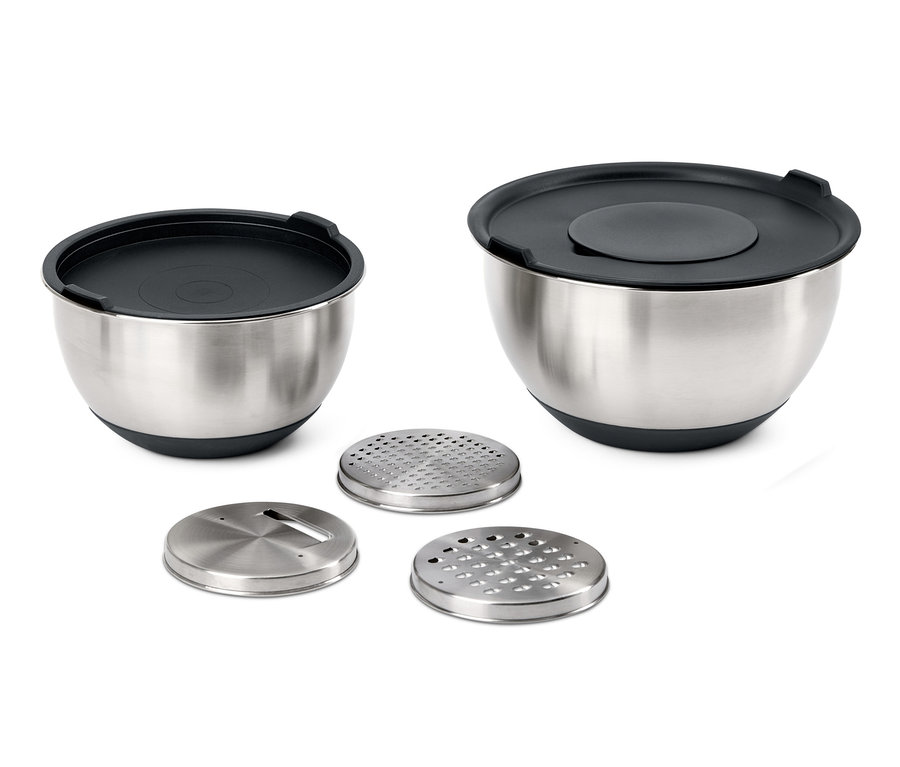 Dve nerezové misy so sivými viečkami a tri nerezové nadstavce na strúhanie.