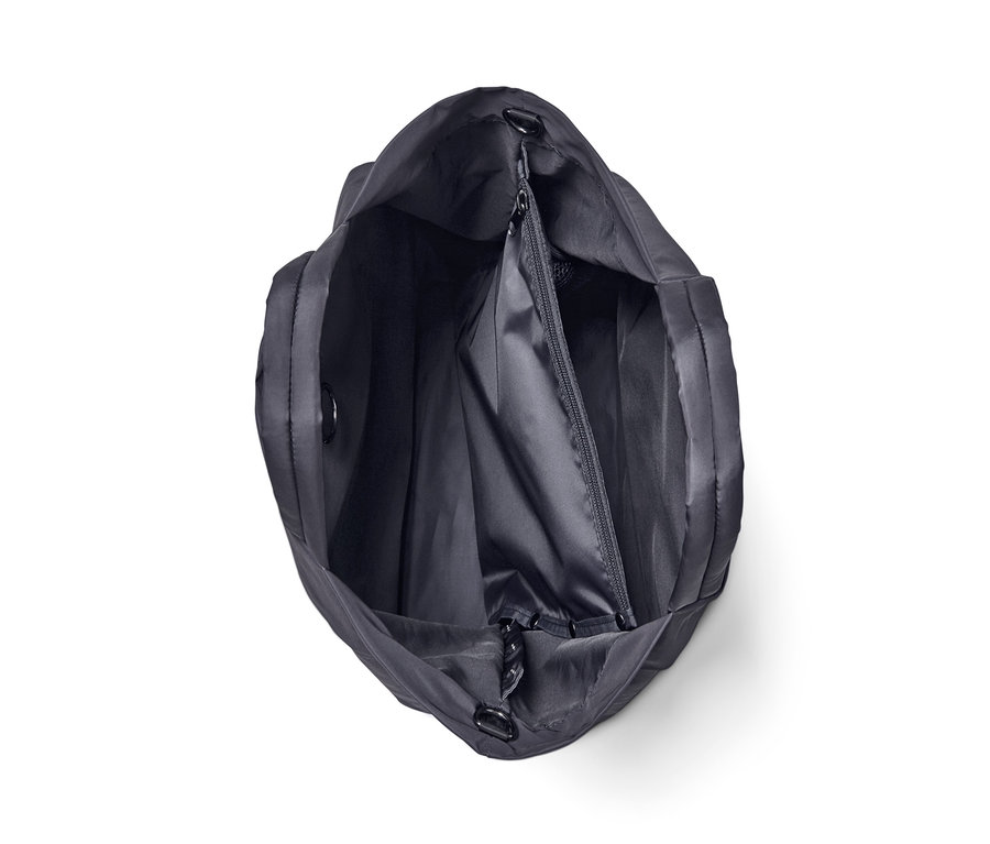 Detailný pohľad zhora na otvorenú čiernu športovú tašku.