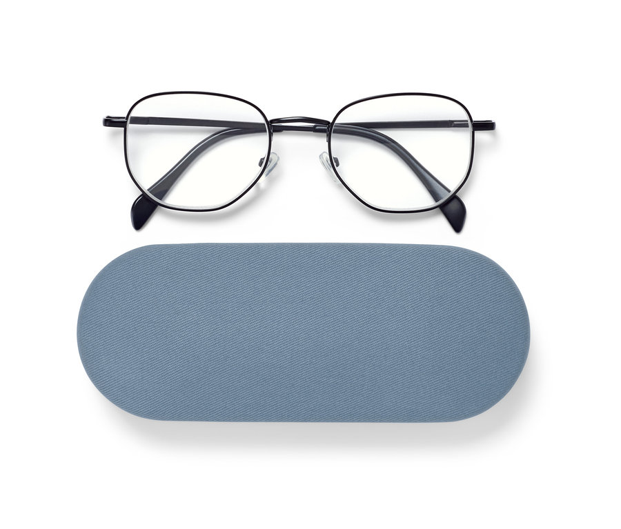 Čierne okuliare na čítanie s puzdrom ležia na bielom pozadí.