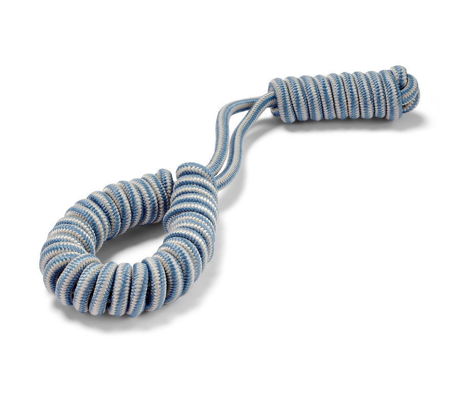 Svetlomodrá a biela hračka pre psy na ťahanie.