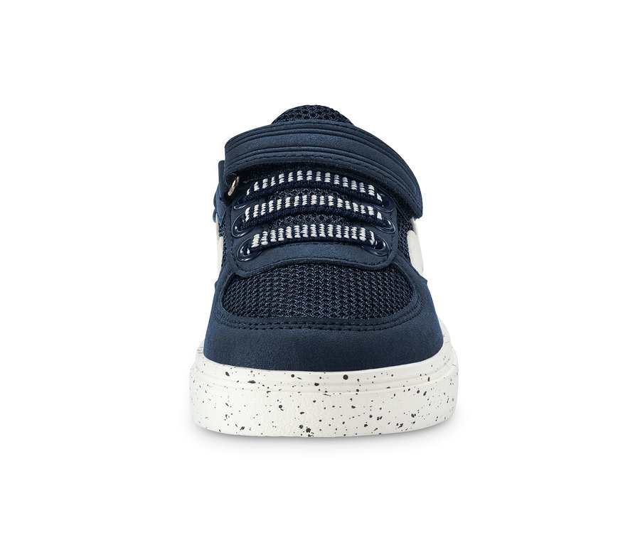 Detail topánky sneaker, modrej s bielou podrážkou.