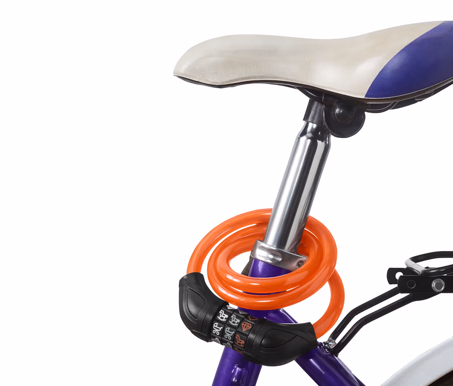 Oranžový detský zámok na bicykel je ovinutý okolo sedlovej trubky fialového bicykla.