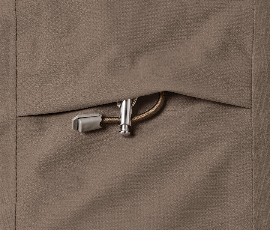 Detail hnedosivého termokabátu so sťahovacou šnúrkou.