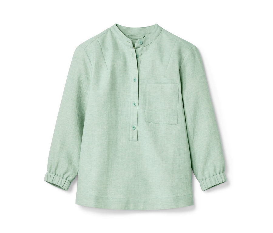 Svetlozelená ľanová blúzka s dlhými rukávmi a gombíkmi.