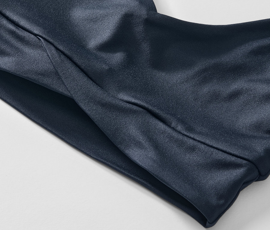 Detail športovej podprsenky, námornícka modrá.