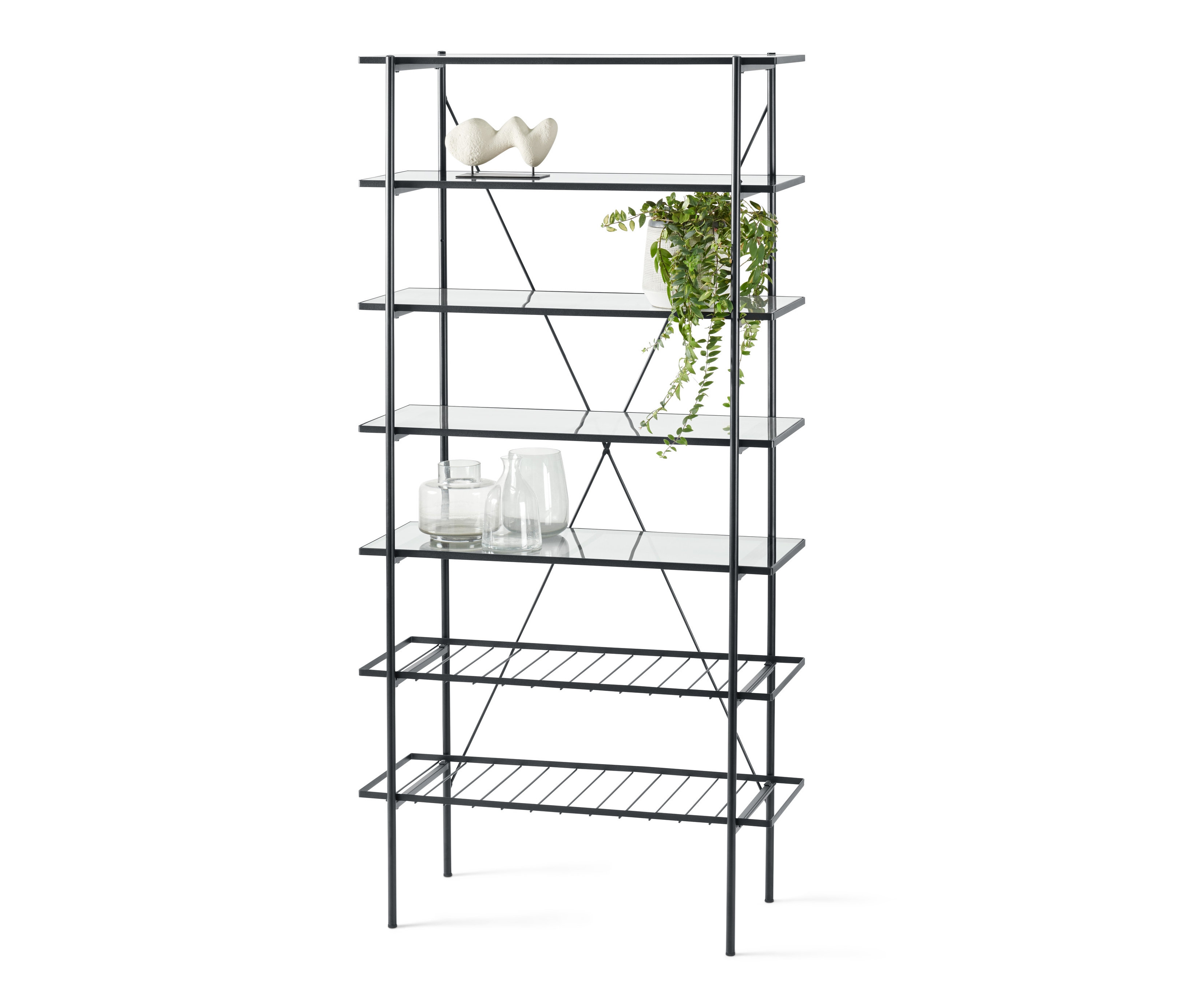 Čierny kovový regál so sklenenými policami a dekoráciami.