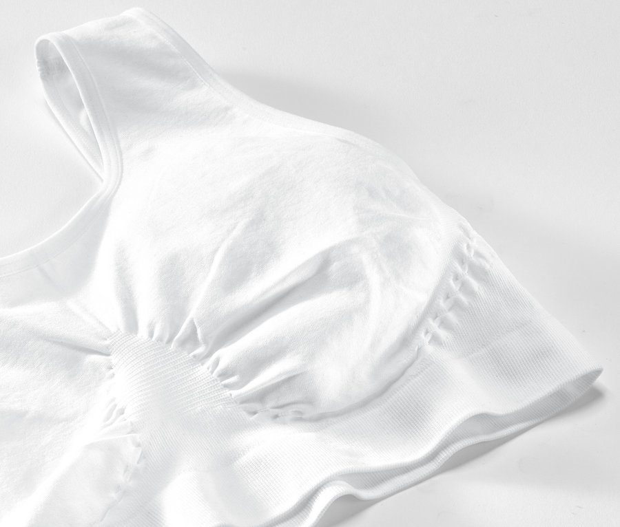 Detail bielej bezšvovej podprsenky.