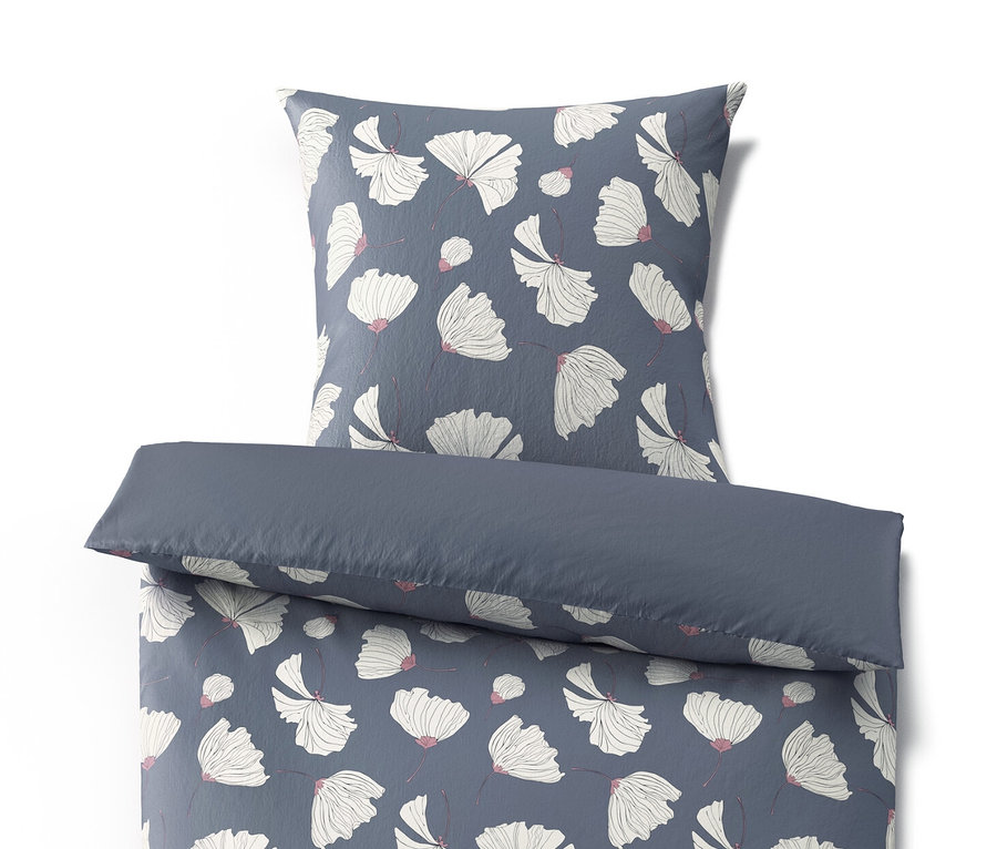 Tmavomodré posteľné obliečky z mikrovlákna s kvetinovým vzorom.