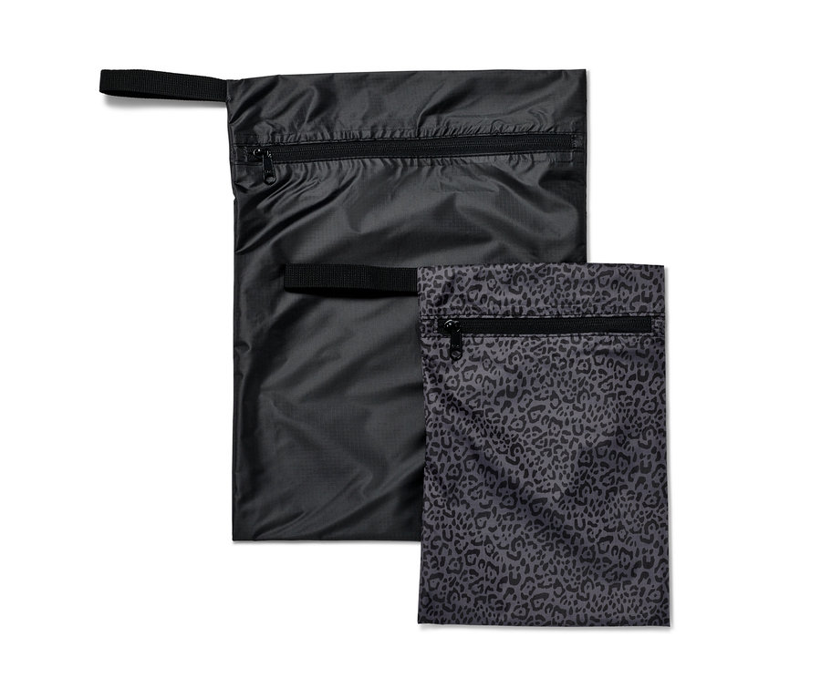 Dva vodoodolné vaky: jeden čierny a jeden so zvieracím vzorom.