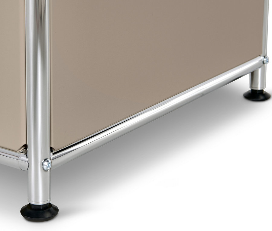 Detail tmavošedej kovovej odkladacej skrinky »CN3« s 2 výklopnými dvierkami a sklenými poličkami.