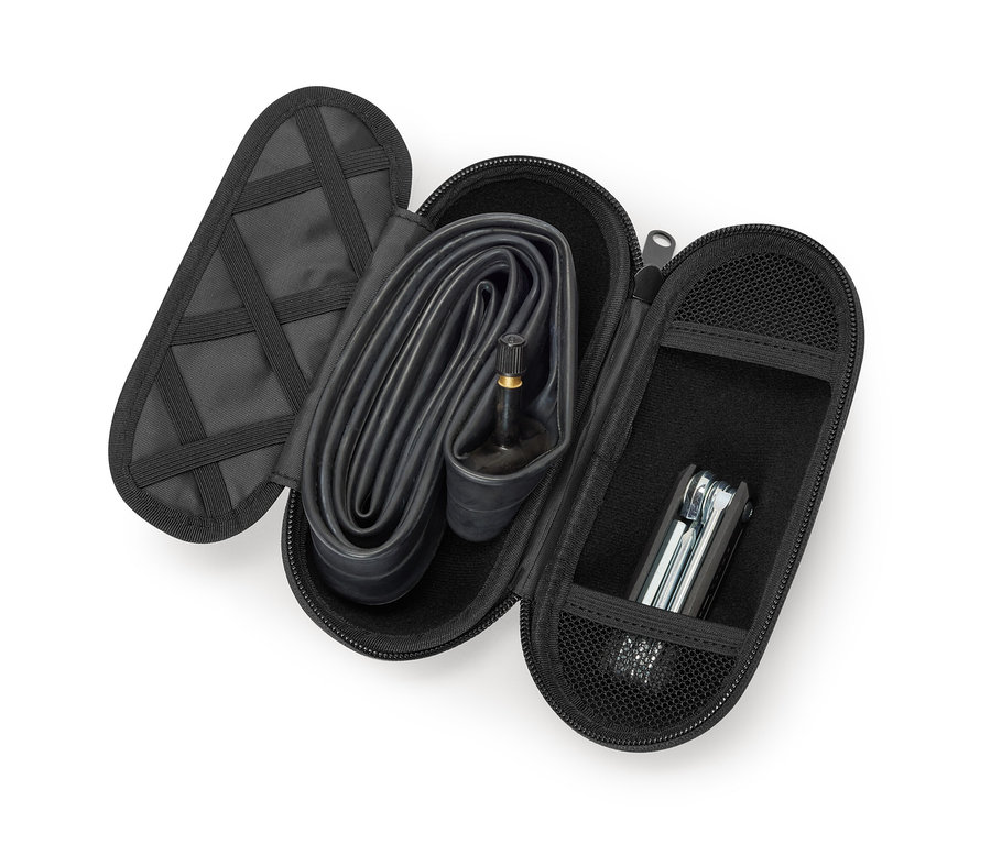 Otvorený čierny box do držiaka na fľaše s dušou a náradím vnútri.