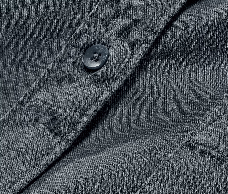 Detail šedej ľanovej blúzky s gombíkovým zapínaním.